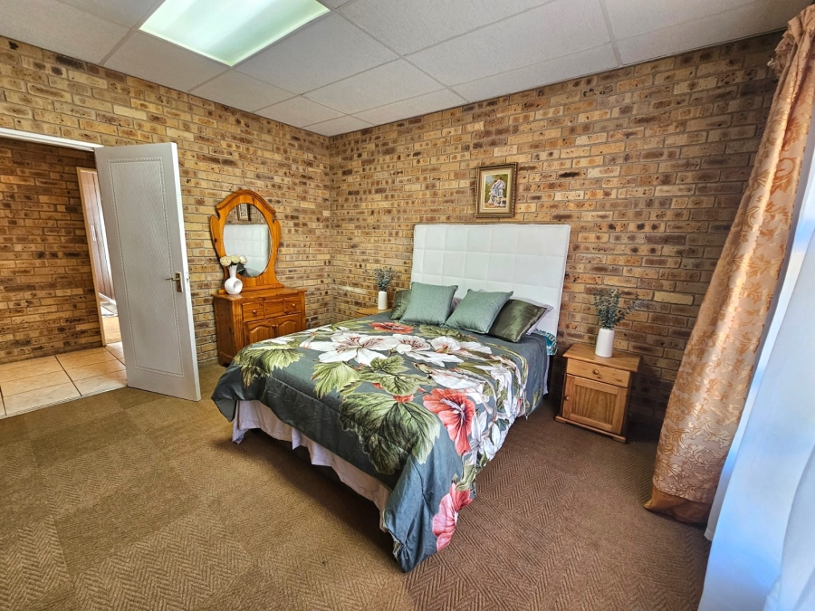 4 Bedroom Property for Sale in Jim Fouchepark Free State